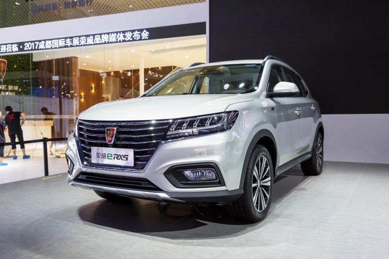 全新荣威950、荣威e950定义“高级轿车” 成都车展亮相售价16.88万起 互联网汽车上市一周年 系统升级带来颠覆式进化