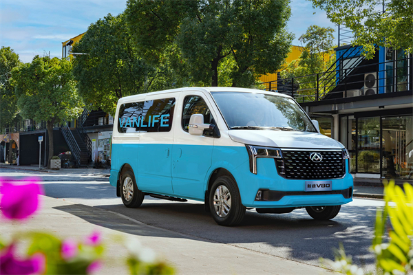 跑得猛、花得少、养得省、全场景！“全场景高价值轻客”上汽大通新途V80 9AT荣耀上市，全面高人一档